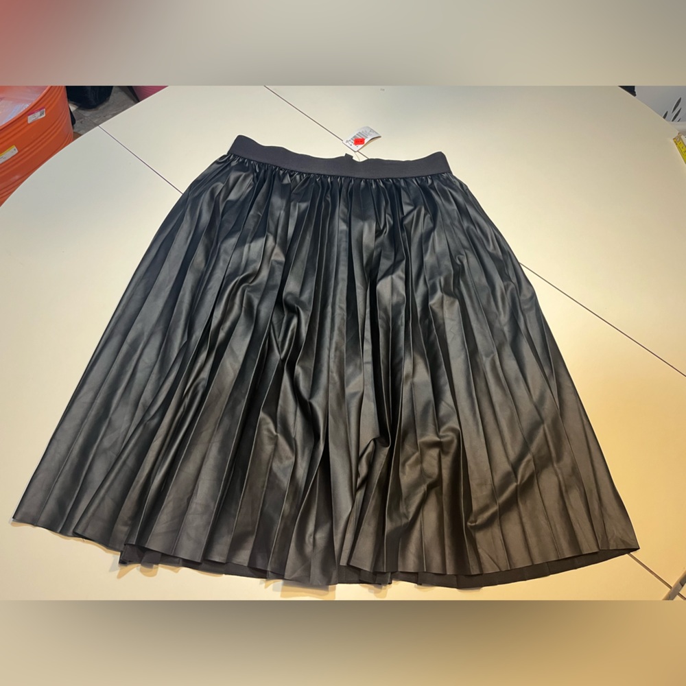 Torrid NWT 1X 14-16 black pleather pleated midi skirt elastic waistband